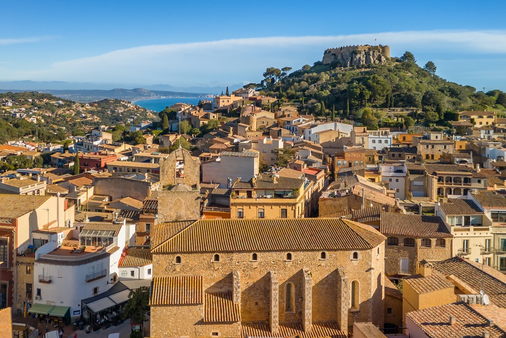 Le village pittoresque de Begur sur la Costa Brava, avec le château médiéval sur la colline