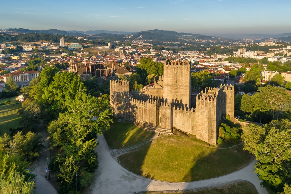 Vue aérienne du château de Guimarães au lever du soleil