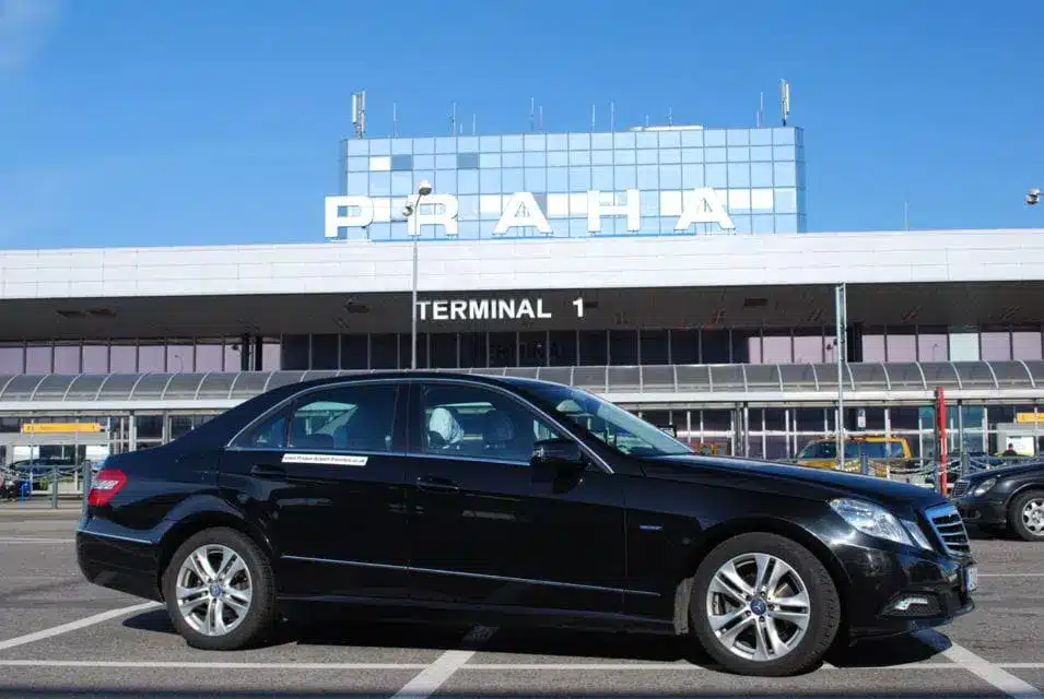 Comment aller de l’aéroport de Prague au centre-ville + un avertissement ! ✈️ 16 Chauffeur privé à l’aéroport de Prague