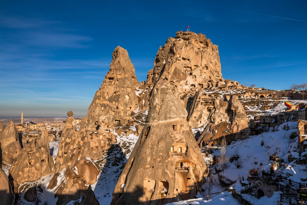 Où dormir en Cappadoce ? Les 6 meilleures villes et de bons hôtels 12 Panorama sur la citadelle d’Ortahisar, avec la mosquée et la vieille ville, en Cappadoce