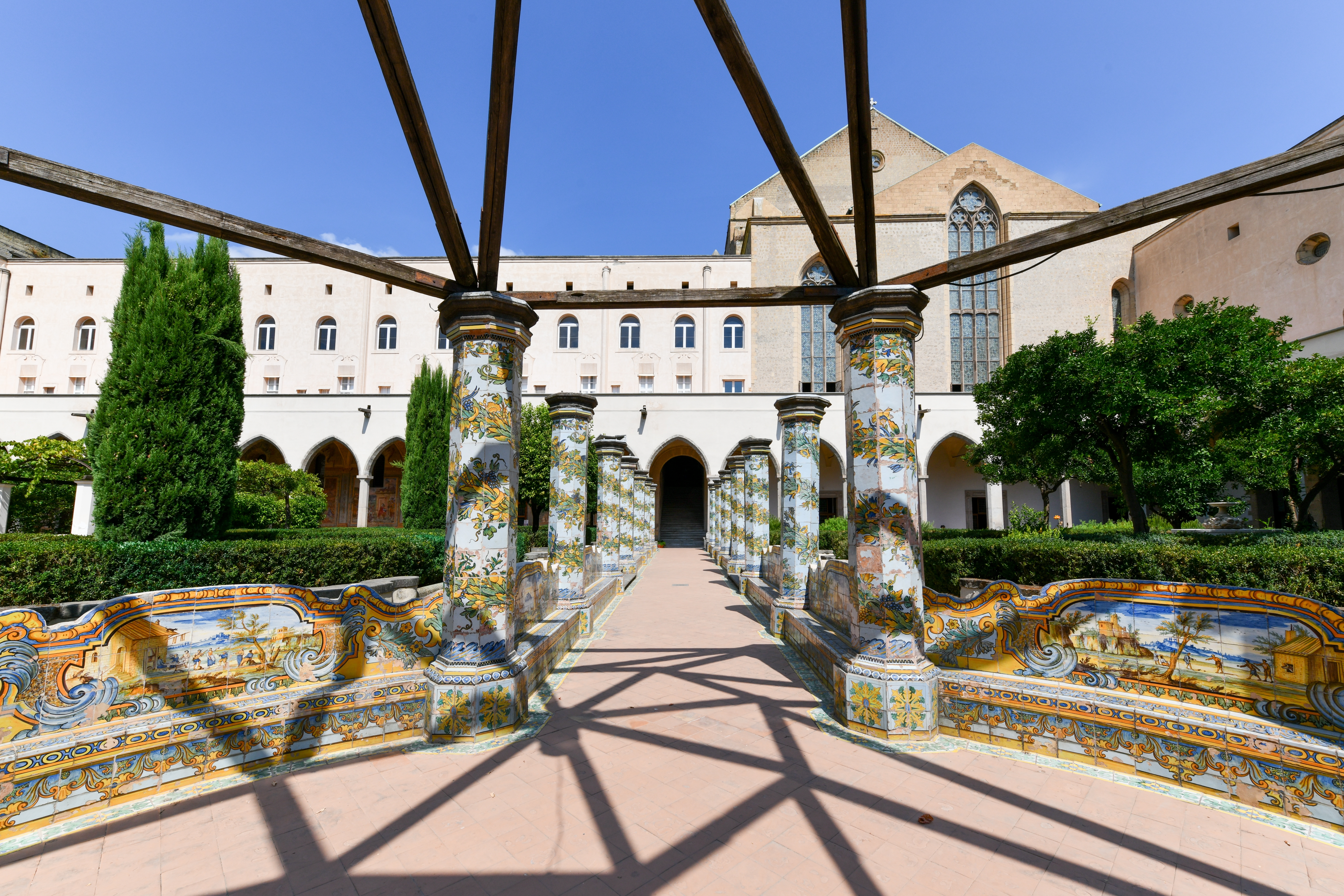 Visiter Naples : que faire ? 17 lieux à voir et activités 23 Colonnes de majoliques dans le cloître de Santa Chiara à Naples