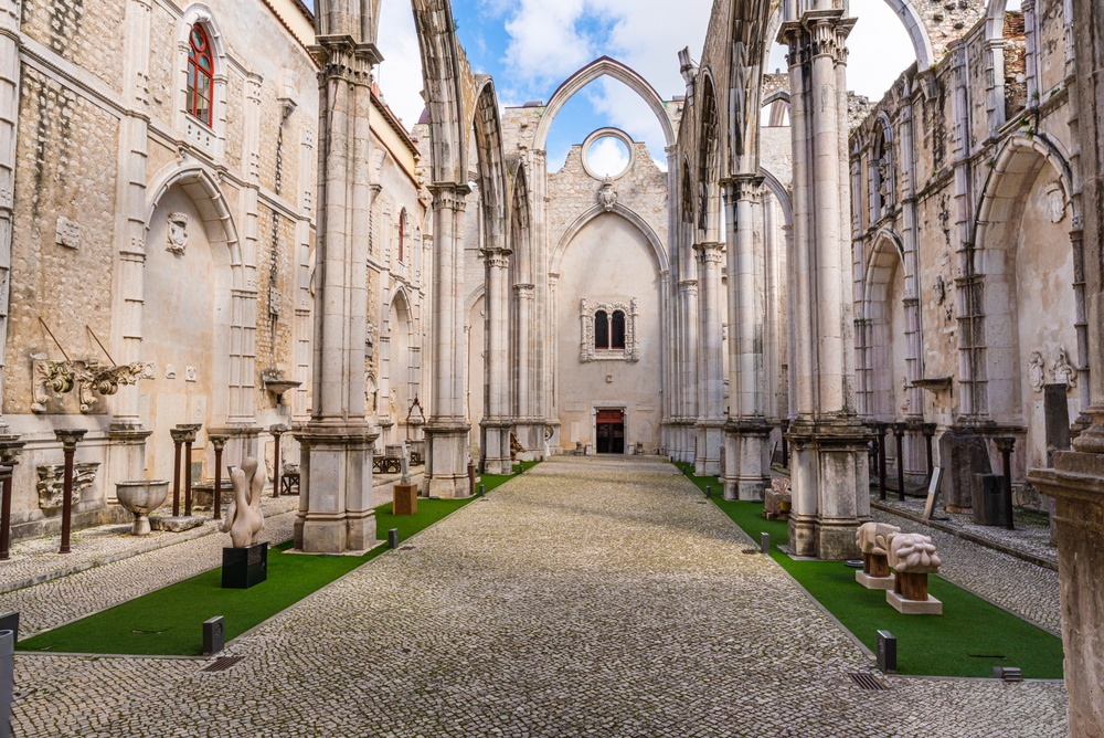 Que faire à Lisbonne ? 20 lieux à voir et activités 30 Ruines gothiques à ciel ouvert du Convento do Carmo à Lisbonne