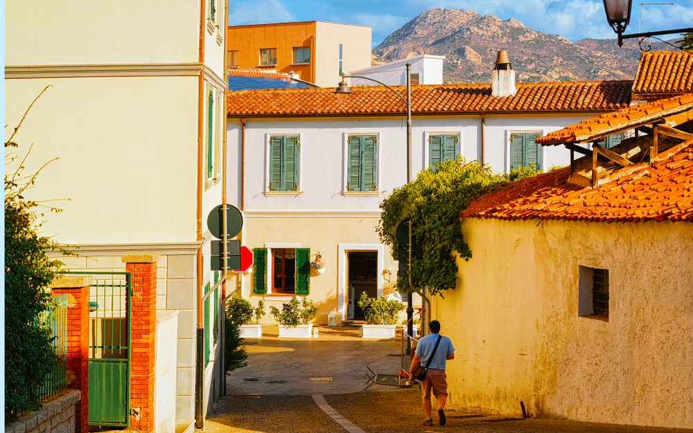 La rue Corso Umberto I dans la vieille ville, au centre d’Olbia