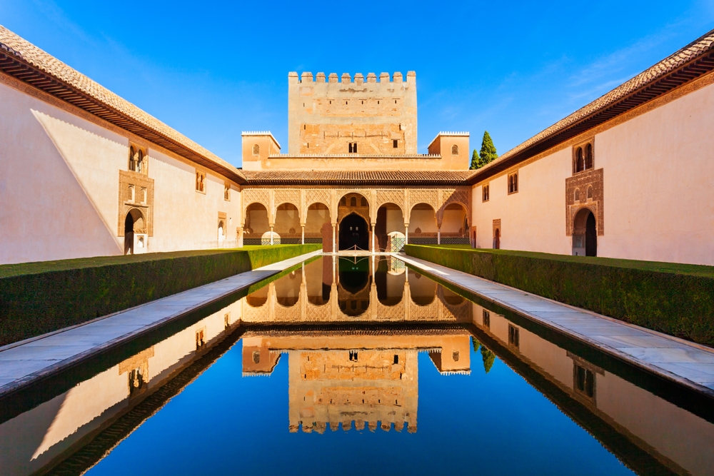 La cour des Myrtes du palais de Comares, l’un des lieux centraux de l’Alhambra à Grenade