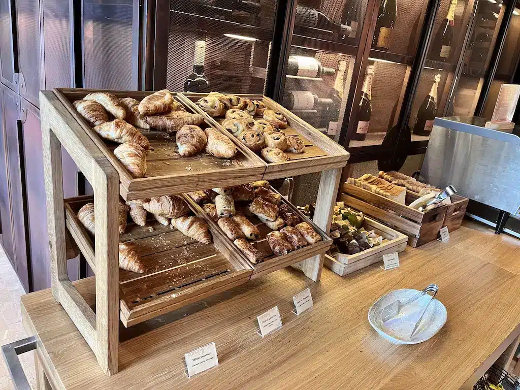 Croissants et viennoiseries au petit-déjeuner