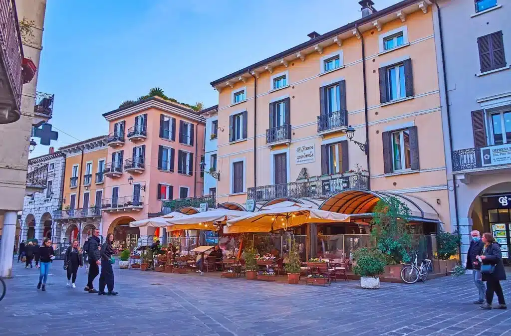 Où dormir au lac de Garde ? Les 6 meilleurs quartiers et hôtels + où éviter ! 🇮🇹 24 Desenzano del Garda, grande ville du lac de Garde