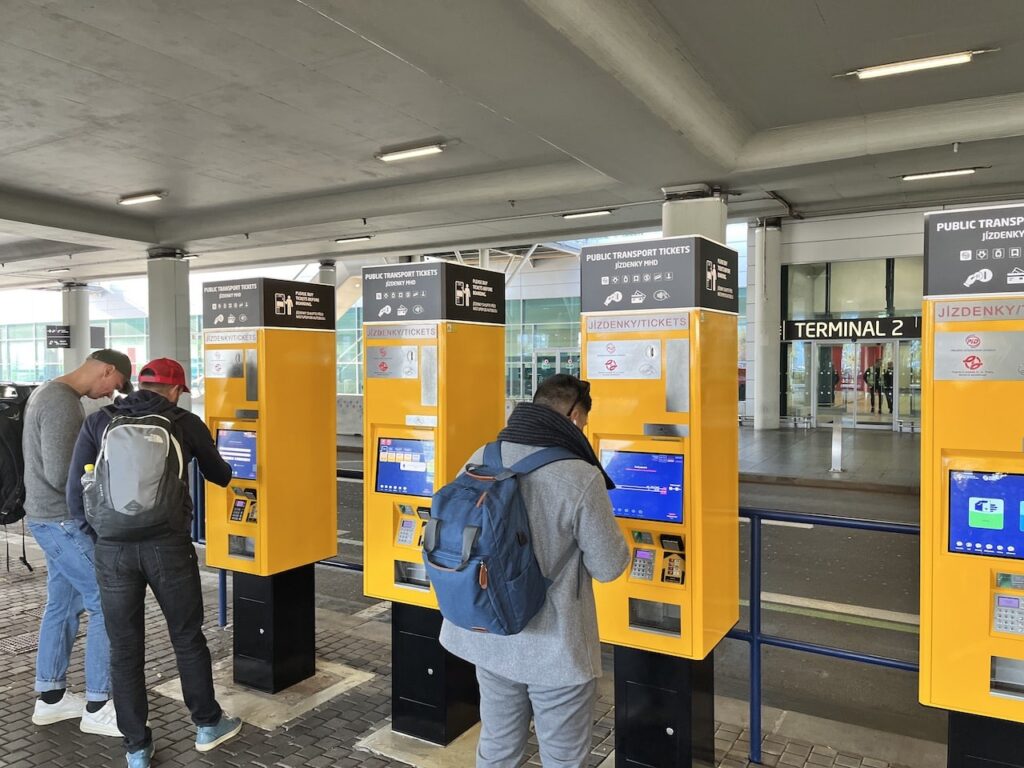 Comment aller de l’aéroport de Prague au centre-ville + un avertissement ! ✈️ 22 Distributeurs de billets de transports en commun à l’aéroport de Prague