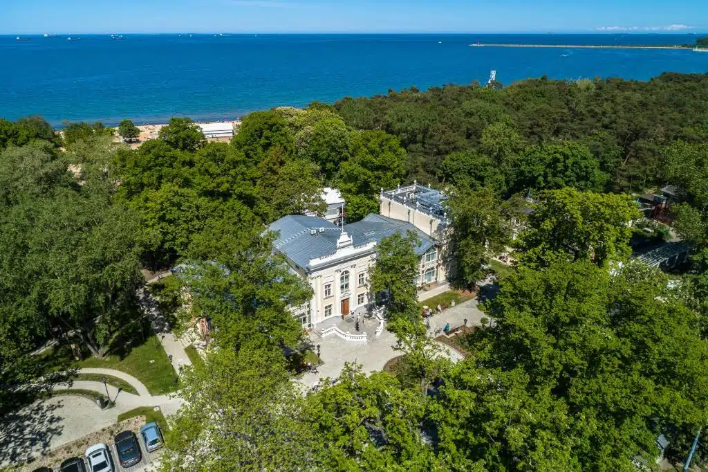 Où dormir à Gdansk ? Les 2 meilleurs quartiers et 7 hôtels formidables 🇵🇱 33 Dom Zdrojowy, bel hôtel en bord de plage