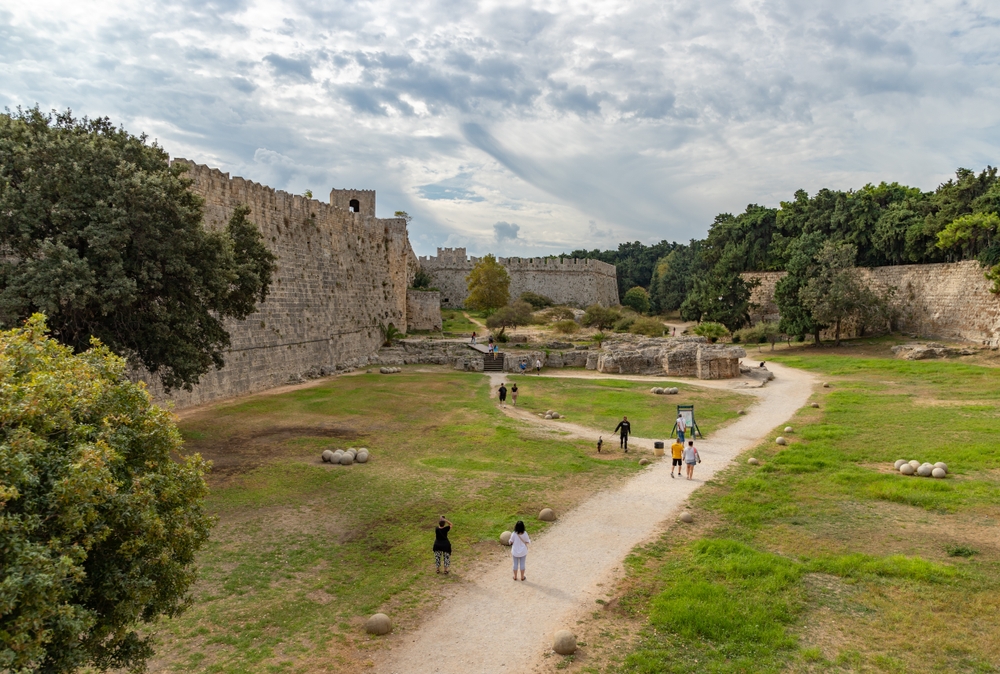 Visiter Rhodes : que faire ? 18 lieux à voir et activités 25 Les douves et les remparts autour de la vieille ville de Rhodes