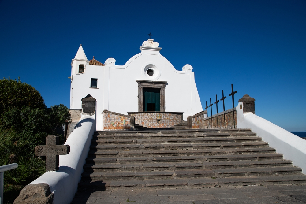 Où dormir à Ischia ? Les 6 meilleures zones et de bons hôtels 12 L’église blanche Chiesa del Soccorso à Forio, sur l’île d’Ischia