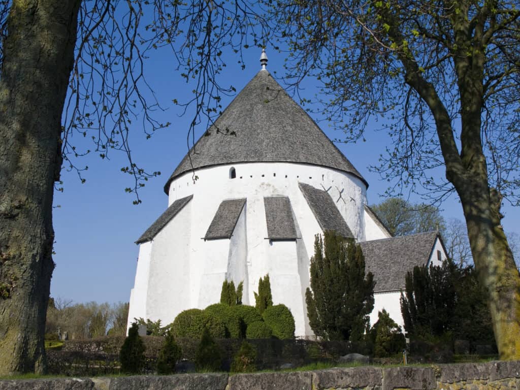 Église ronde d’Østerlars Église ronde médiévale blanche d’Østerlars à Bornholm