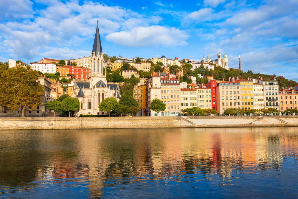 Où dormir à Lyon ? Les 6 meilleures zones et de bons hôtels 10 L’église Saint-Georges et le quai de Saône dans le Vieux Lyon