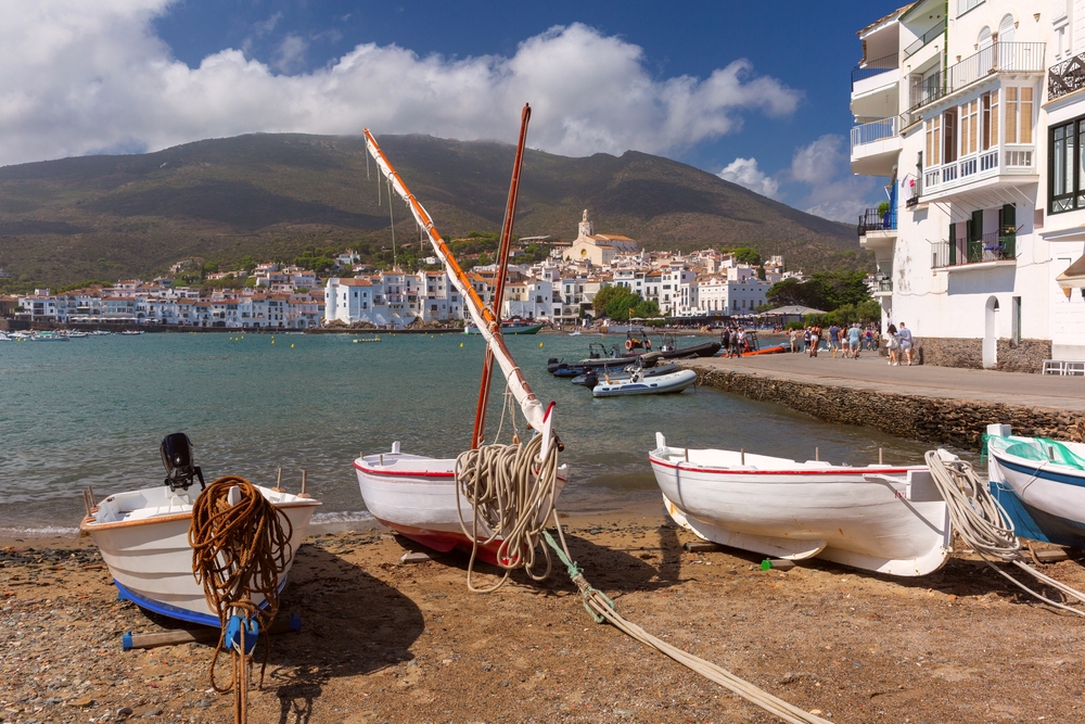 L’église Santa Maria et les bateaux dans le port de Cadaqués