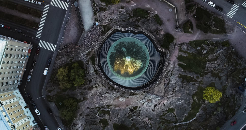 Où dormir à Helsinki ? Les 6 meilleures zones et de bons hôtels 14 L’église de Temppeliaukio à Töölö vue du ciel au lever du soleil