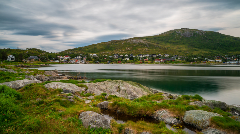 Où dormir à Tromsø ? Les 6 meilleures zones et de bons hôtels 12 Vue panoramique sur l’Ersfjord et le village d’Ersfjordbotn sur Kvaløya
