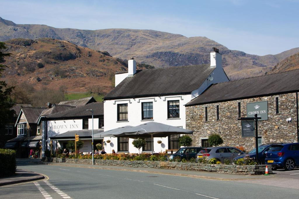 Où dormir dans le Lake District ? Les 5 meilleurs quartiers et hébergements 23 Façade blanche et en pierre du Crown Inn au bord de la route à Coniston