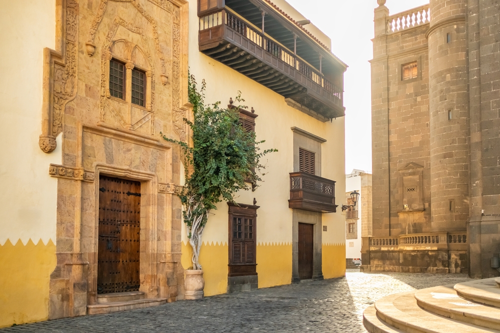 Visiter la Grande Canarie : que faire ? 17 lieux à voir et activités 27 La façade en pierre sculptée de la Casa de Colón à Las Palmas de Gran Canaria