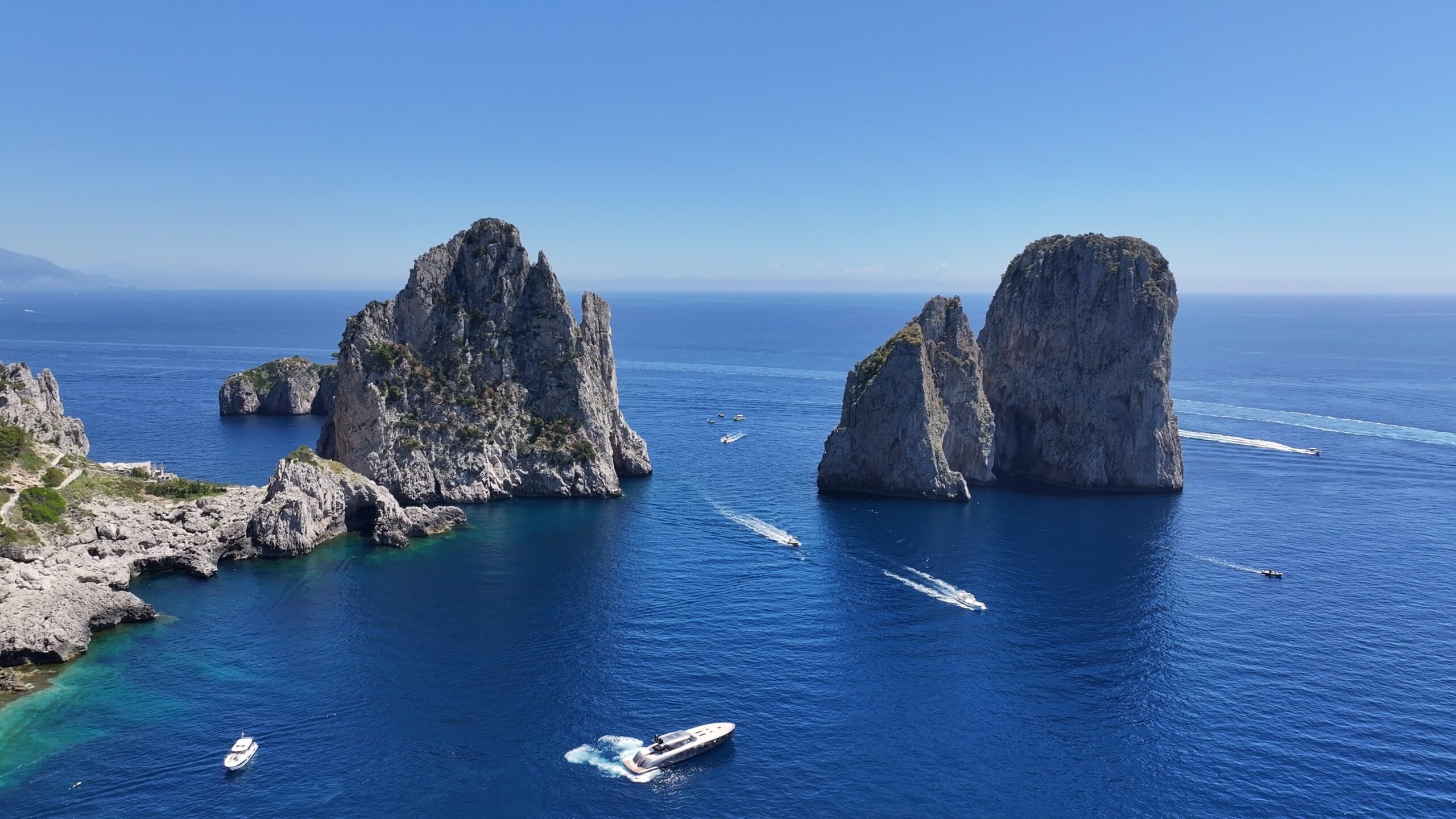 Visiter Naples : que faire ? 17 lieux à voir et activités 34 Les rochers des Faraglioni à Capri