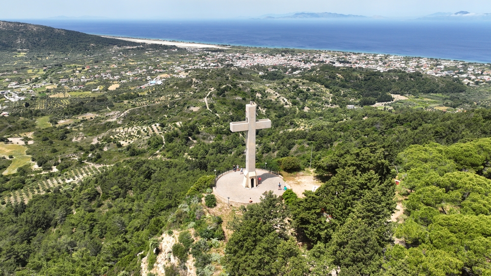 Visiter Rhodes : que faire ? 18 lieux à voir et activités 34 Vue aérienne du monastère et de la grande croix de Filerimos à Rhodes