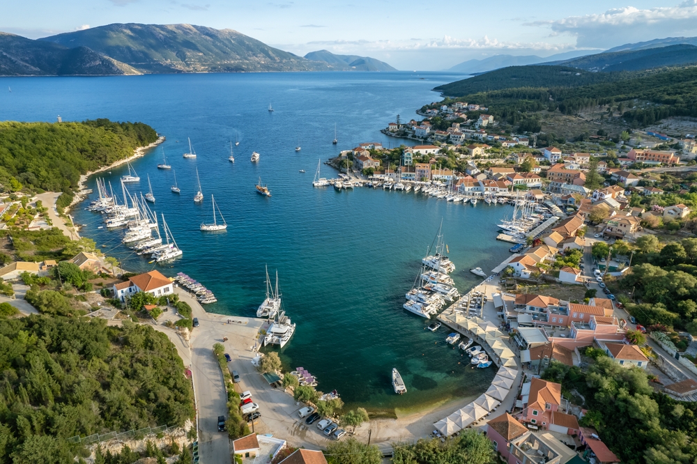 Où dormir à Céphalonie ? Les 7 meilleures zones et de bons hôtels 15 Fiskardo et son port vus du ciel