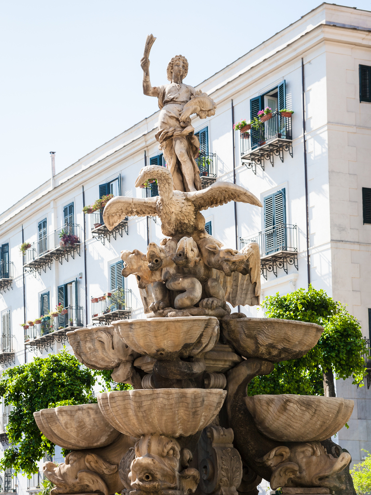 Où dormir à Palerme ? Les 6 meilleures zones et de bons hôtels 10 La Fontana del Garraffo sur la Piazza Marina, dans la Kalsa, à Palerme