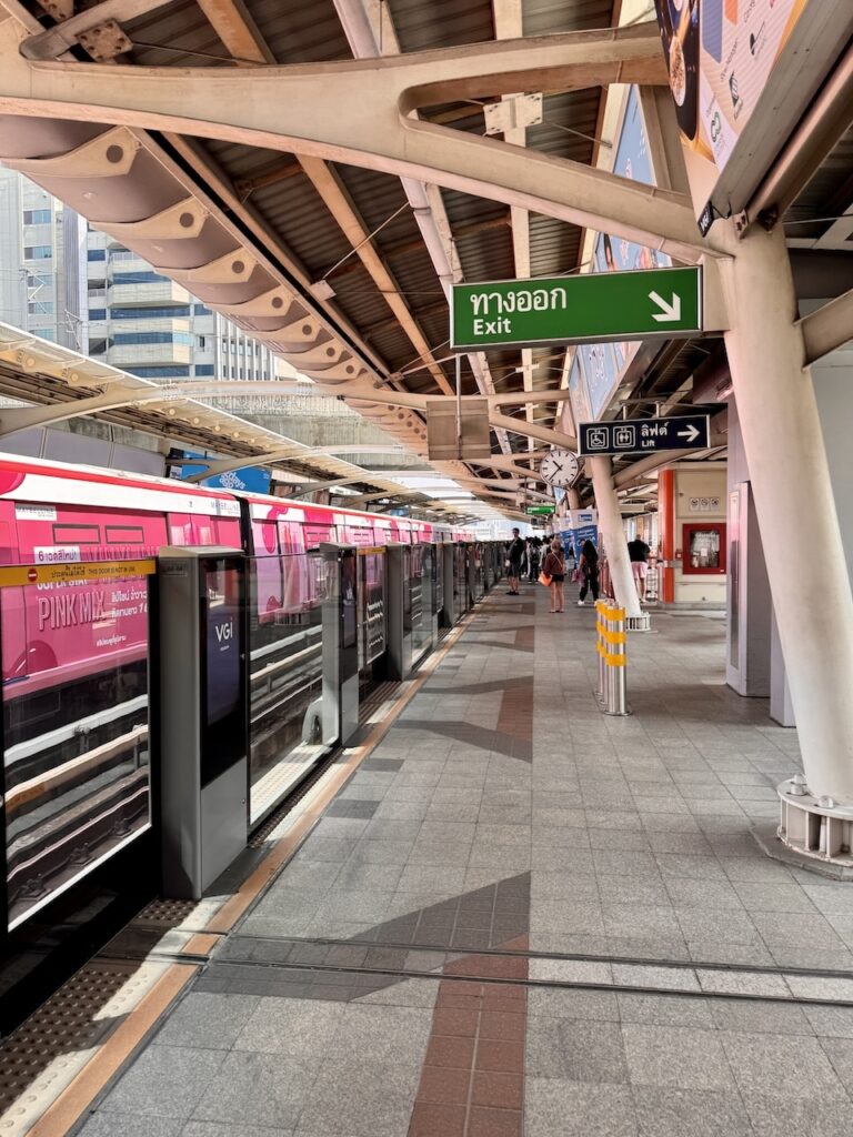 De l’aéroport de Bangkok au centre-ville en 30 minutes 🇹🇭 23 Gare de Bangkok