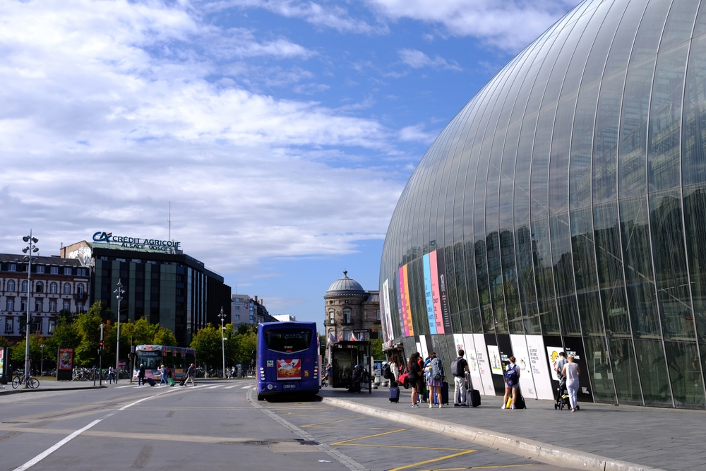 Où dormir à Strasbourg ? Les 6 meilleures zones et de bons hôtels 13 La gare de Strasbourg sous un ciel bleu