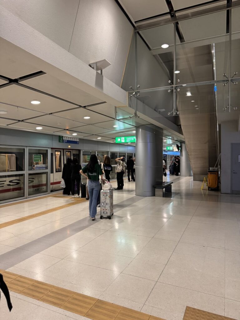 De l’aéroport de Bangkok au centre-ville en 30 minutes 🇹🇭 17 Gare ferroviaire de l’aéroport Suvarnabhumi