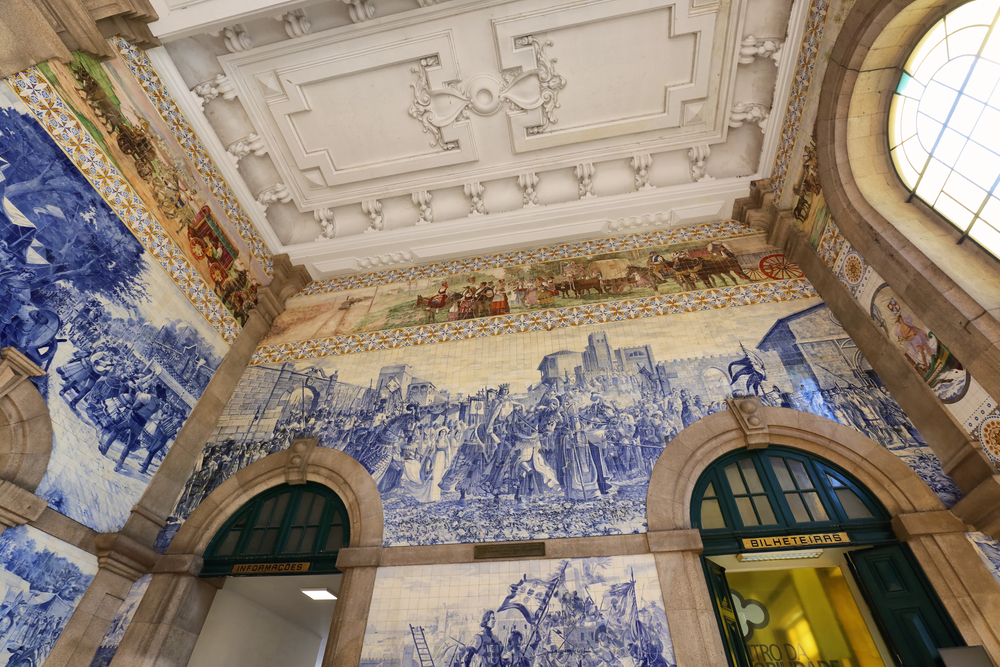 Azulejos bleus et blancs sur les murs du grand hall de la gare de São Bento à Porto
