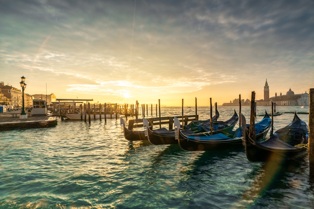 Visiter Venise : que faire ? 18 lieux à voir et activités 26 Des gondoles amarrées au quai à Venise au coucher du soleil