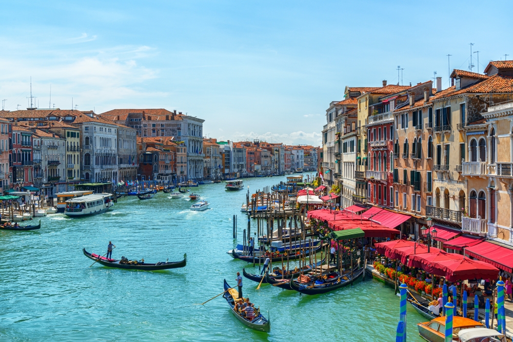 Visiter Venise : que faire ? 18 lieux à voir et activités 24 Le Grand Canal à Venise avec des gondoles et des vaporettos vus depuis le pont du Rialto