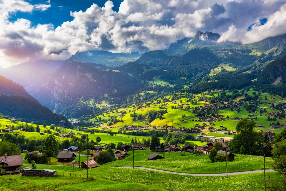 Où dormir en Suisse ? Les 7 meilleures villes et de bons hôtels 13 Grindelwald dans les Alpes suisses en été