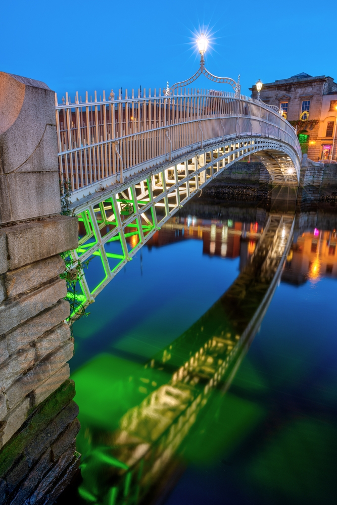 Le Ha'penny Bridge sur la Liffey à Dublin au crépuscule