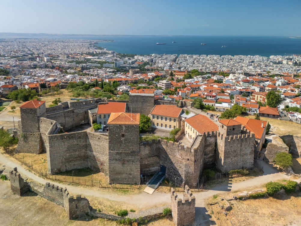 Où dormir à Thessalonique ? Les 6 meilleures zones et de bons hôtels 9 Vue aérienne de la forteresse d’Heptapyrgio (Yedi Kule) et de ses tours à Ano Poli, Thessalonique