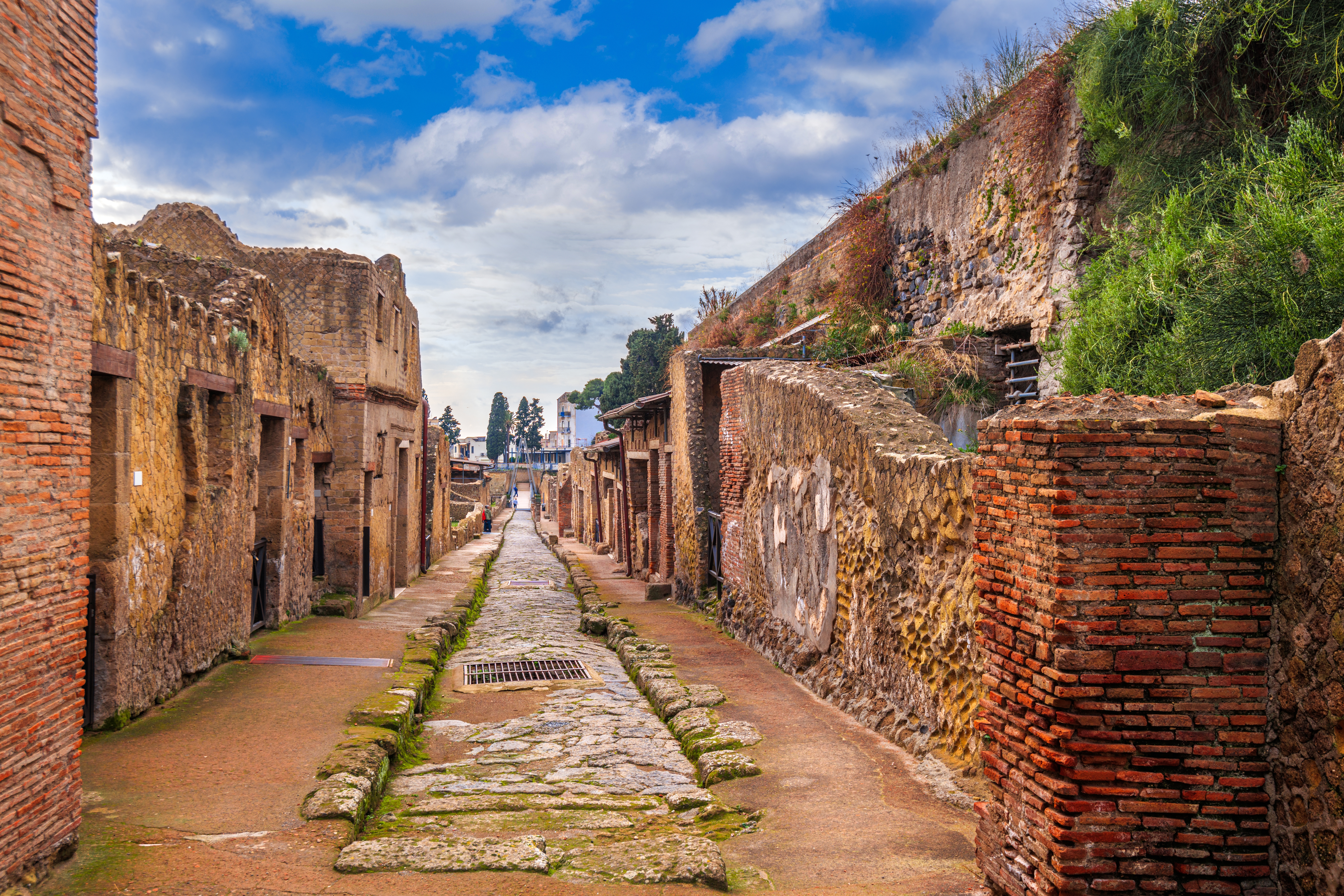 Visiter Naples : que faire ? 17 lieux à voir et activités 33 Les fouilles d’Herculanum avec Ercolano en arrière-plan