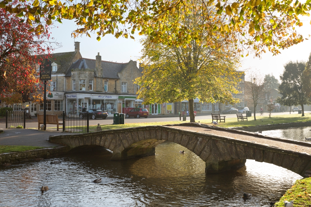 Où dormir dans les Cotswolds ? Les 7 meilleures villes et de bons hôtels 10 La High Street et le pont sur la Windrush à Bourton-on-the-Water