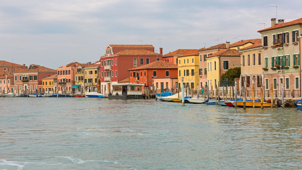 Visiter Venise : que faire ? 18 lieux à voir et activités 35 Des maisons colorées le long d’un canal à Murano près de Venise