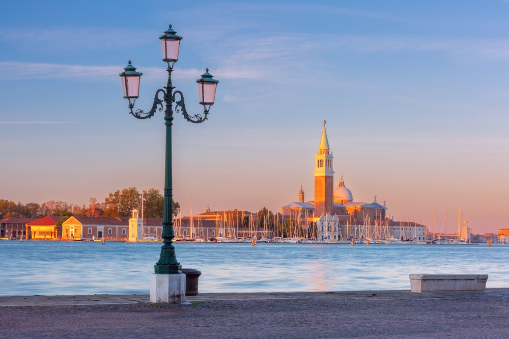 Visiter Venise : que faire ? 18 lieux à voir et activités 34 L’île de San Giorgio Maggiore et son église vues depuis la promenade à Venise