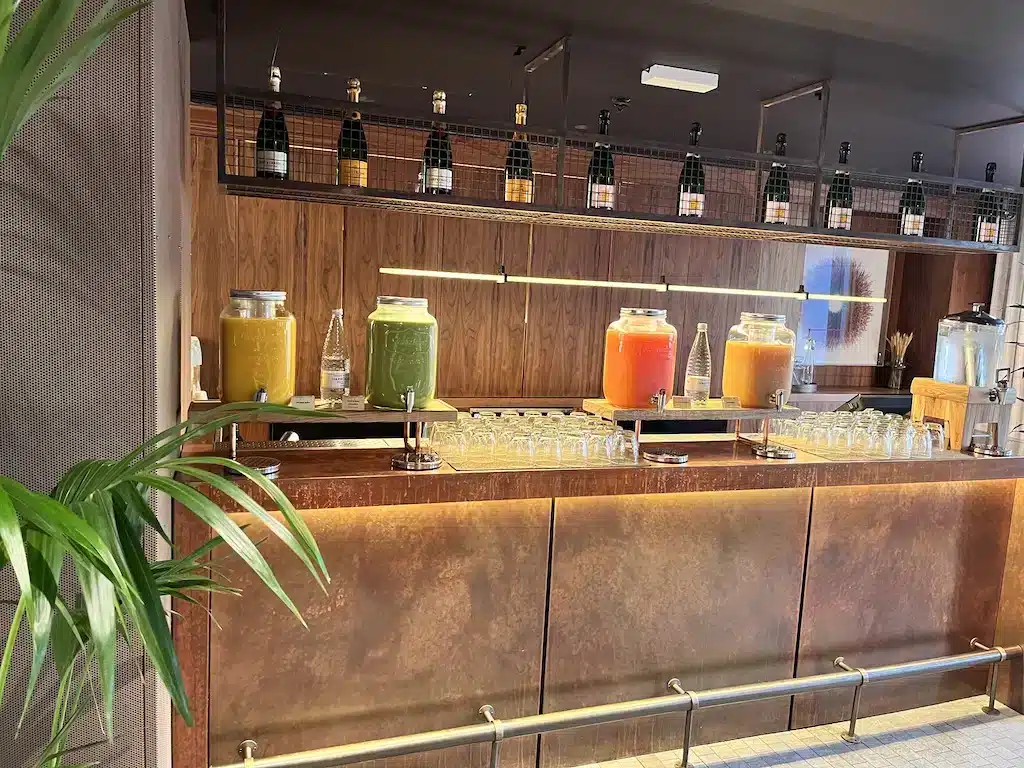Jus de fruits au petit-déjeuner de l’hôtel