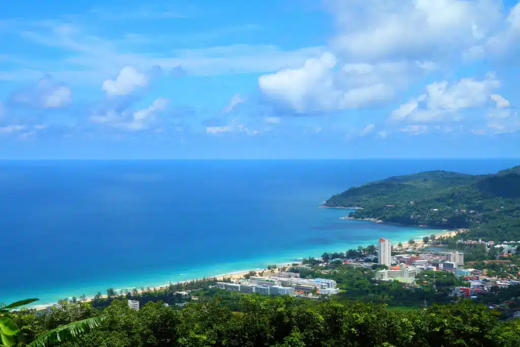 Où dormir à Phuket ? Les 9 meilleurs quartiers et hébergements uniques 🇹🇭 59 Karon Beach, le meilleur endroit où dormir à Phuket pour les familles