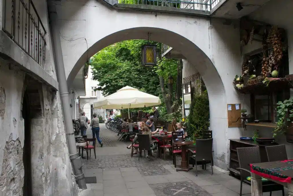 Où dormir à Cracovie ? Les 3 meilleurs quartiers et hôtels (+ ceux à éviter) 11 Kazimierz, le meilleur quartier pour les amoureux de culture et la vie nocturne 🎭