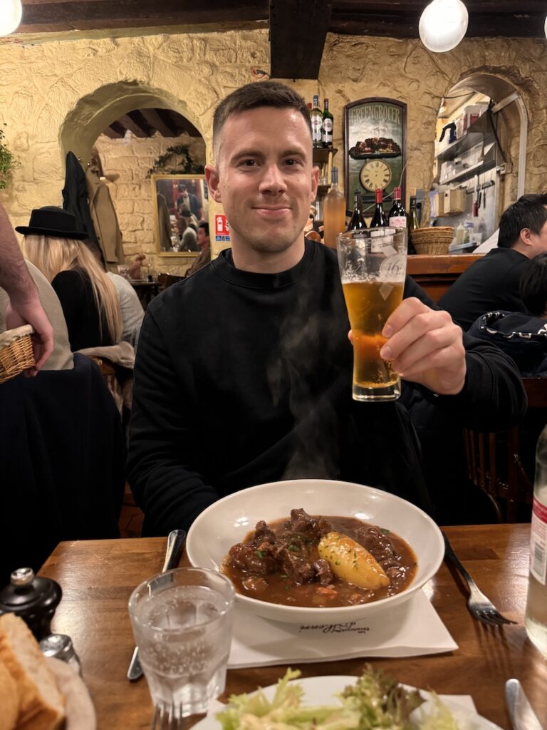 21 conseils pour visiter Paris : ce qu’il faut savoir avant de partir 🇫🇷 11 Kris de Voyage Kris dans un restaurant parisien
