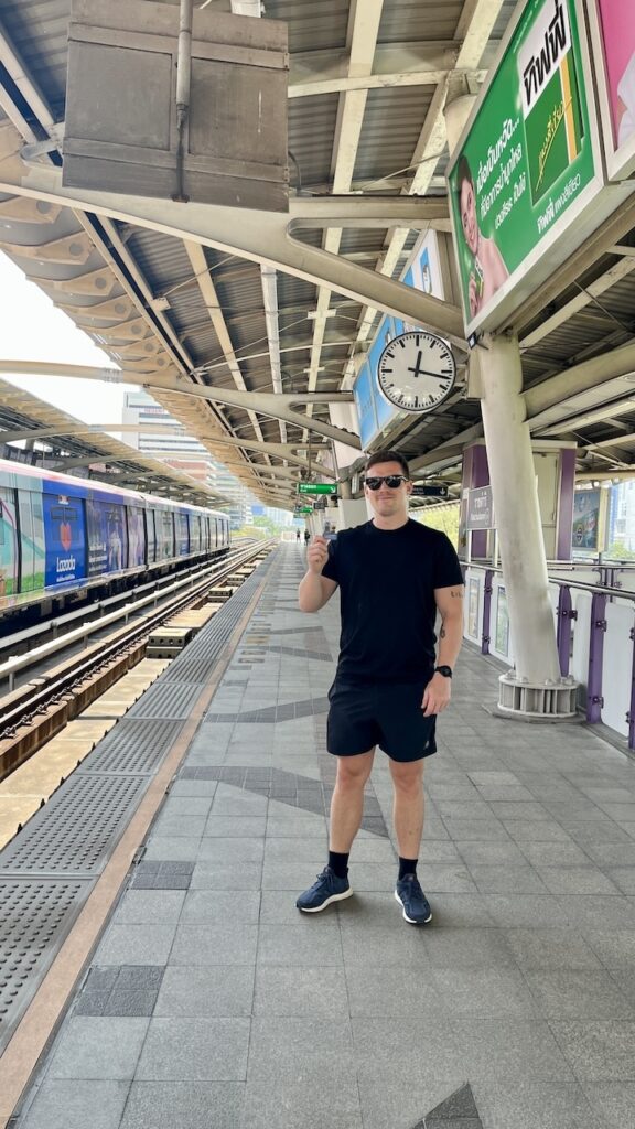 De l’aéroport de Bangkok au centre-ville en 30 minutes 🇹🇭 22 Kristoffer Føns à Bangkok