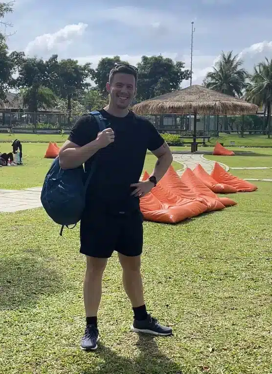 Où dormir à Koh Samui ? Les 5 meilleurs quartiers et hôtels (+ ceux à éviter) 🇹🇭 46 Kristoffer Føns, blogueur voyage, à l’aéroport de Koh Samui