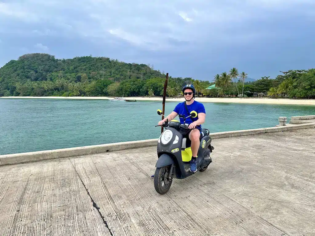 Où dormir à Phuket ? Les 9 meilleurs quartiers et hébergements uniques 🇹🇭 67 Kristoffer Fons, blogueur voyage de Voyage Kris, en Thaïlande à Koh Yao Yai