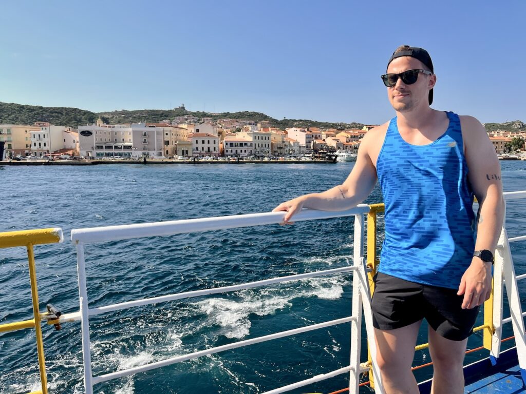 Sardaigne nord ou sud : où trouver les plus belles plages, la meilleure cuisine et le meilleur rapport qualité-prix ? 🇮🇹 13 Kristoffer Fons, blogueur voyage, sur le ferry entre Palau et La Maddalena en Sardaigne