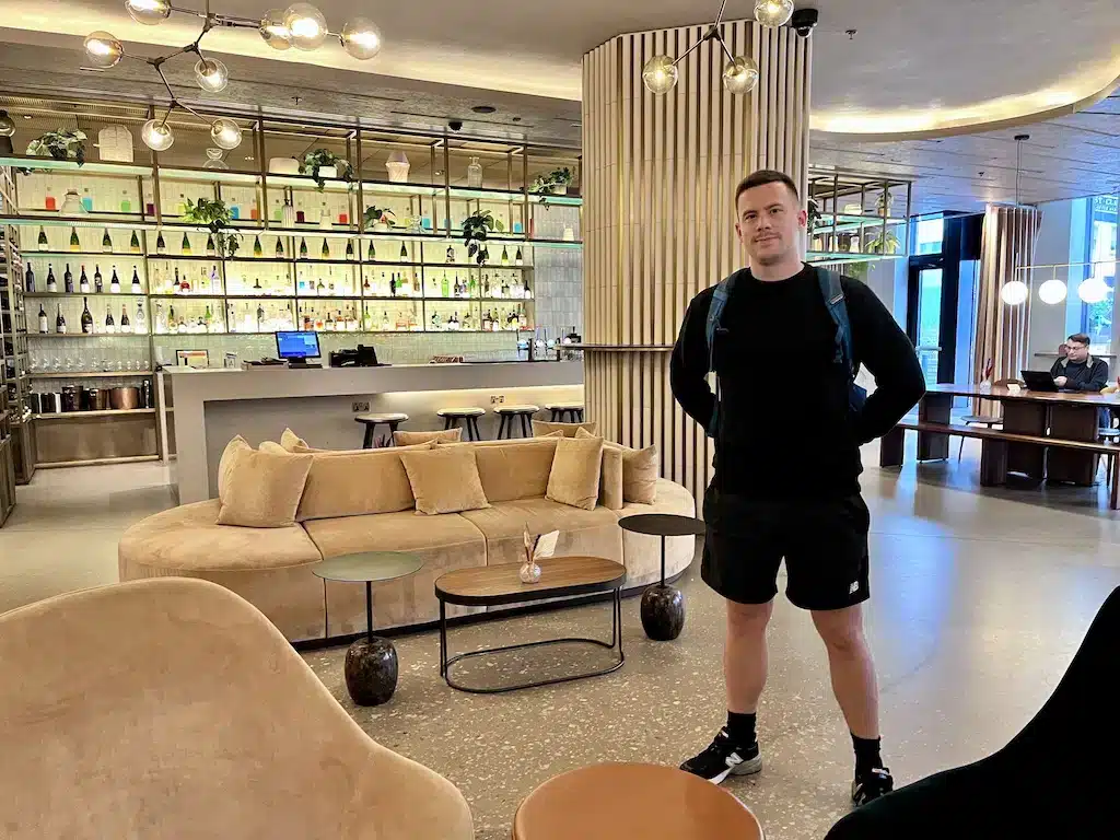 Kristoffer Fons dans le hall de l’hôtel
