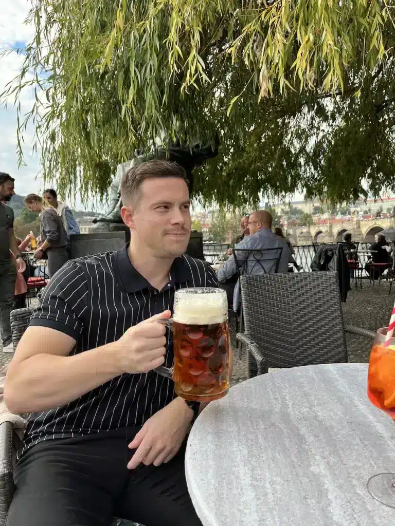 Comment aller de l’aéroport de Prague au centre-ville + un avertissement ! ✈️ 26 Kristoffer Fons de Voyage Kris à Prague