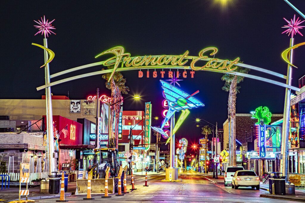 Où dormir à Las Vegas ? Les 5 meilleurs quartiers et hôtels 20 L’arche illuminée du Fremont East District au-dessus d’une rue avec des enseignes au néon, la nuit
