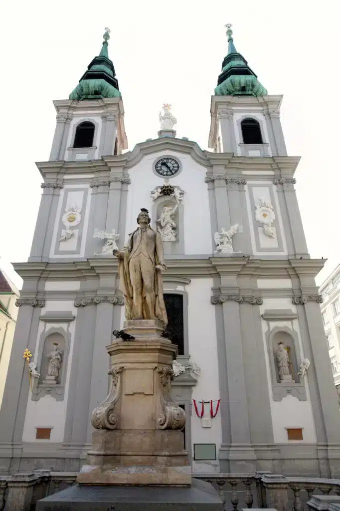 Où dormir à Vienne ? Les 4 meilleurs quartiers et hôtels (+ ceux à éviter) 🇦🇹 46 L’église catholique de Mariahilf
